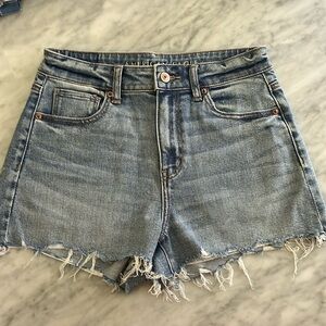 American Eagle Mom Short size 4  in Excellent Condition - clean, clean, clean!